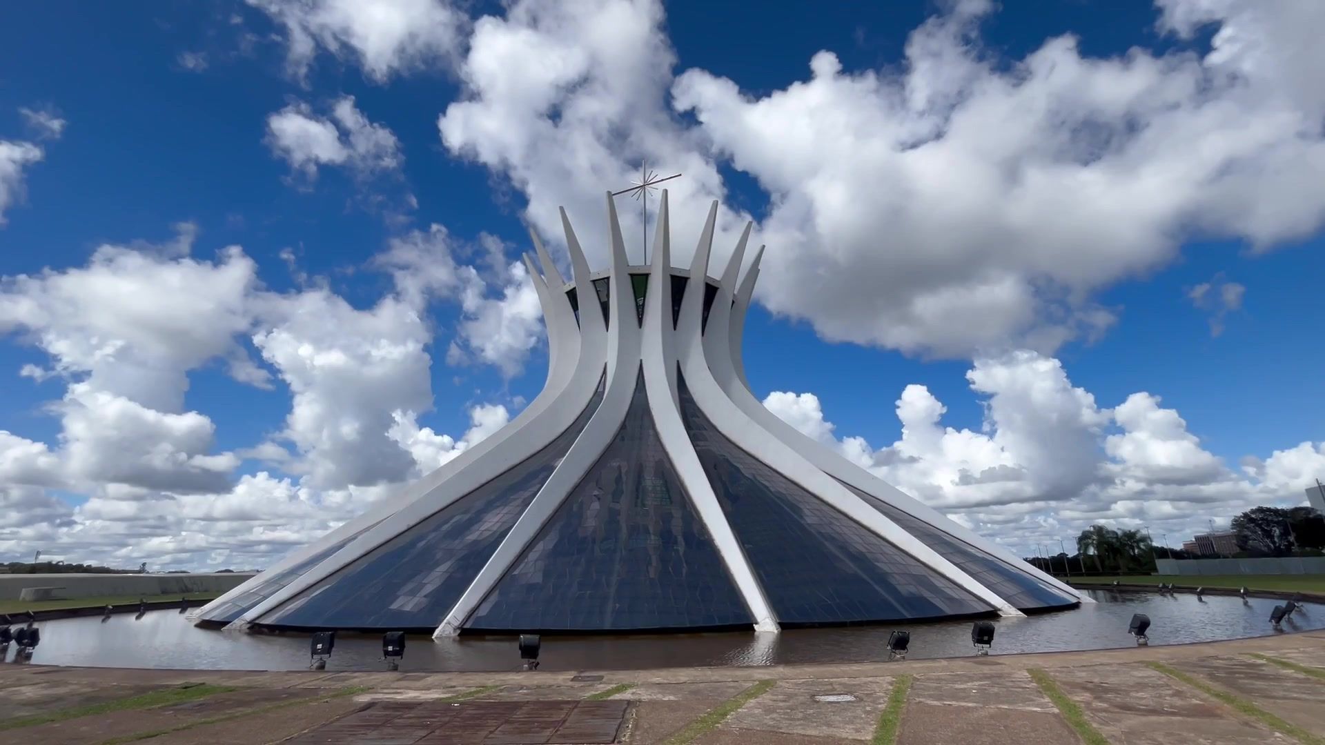 Catedral de Brasília sob céu azul com nuvens